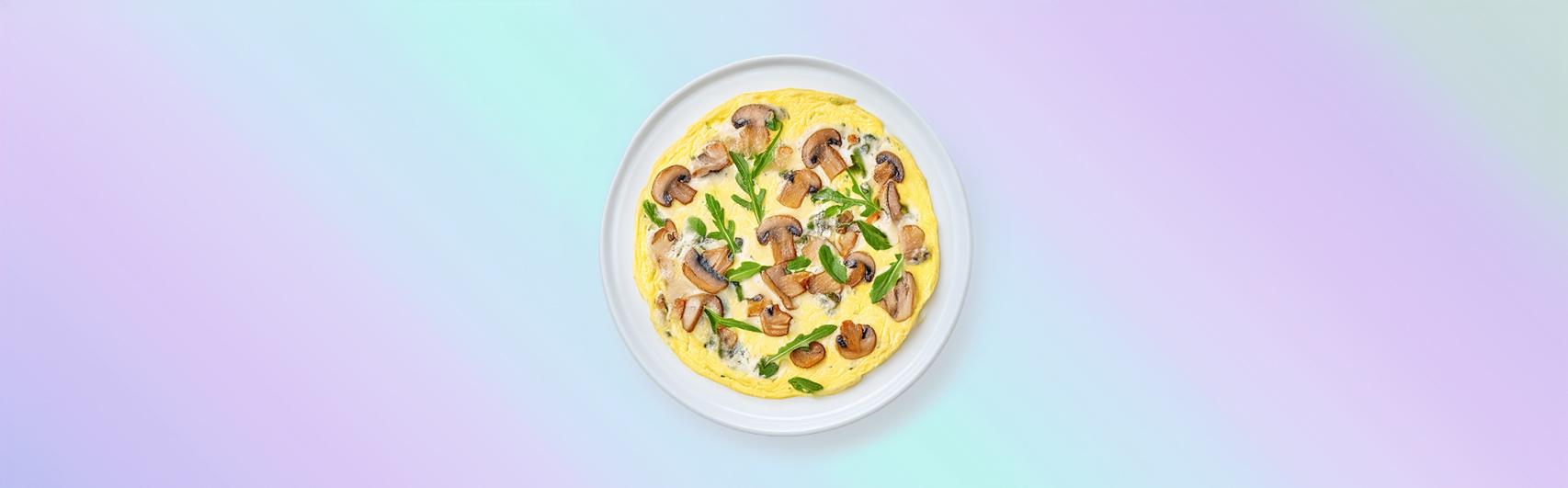 Banner van een heerlijke Keto omelet rijk bestrooid met fijne kruiden, versierd met rucola en champignons, gepresenteerd op een wit bord tegen een achtergrond met pastelkleurige diagonale strepen.