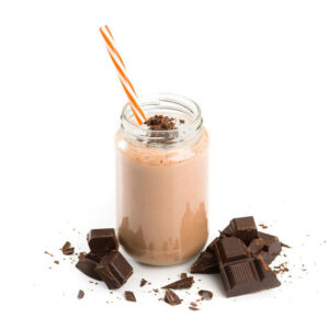 Een glas gevuld met een keto chocolade shake